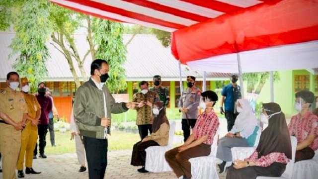 Presiden Jokowi Tinjau Pelaksanaan Vaksinasi Bagi Pelajar di SMAN 3 Wajo