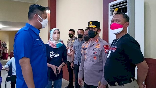 Kapolda Sulsel Irjen Pol Drs Merdisyam didampingi Ketua KNPI Sulsel, Arham Basmin Mattayang meninjau langsung proses vaksinasi.