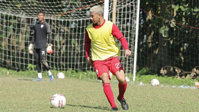 Back kiri Persis Solo Zikri Akbar saat berlatih di Stadion UNS Solo, beberapa waktu lalu. Zikri Akbar dipinjamkan ke PSM Makassar. (OFISIAL PERSIS SOLO)