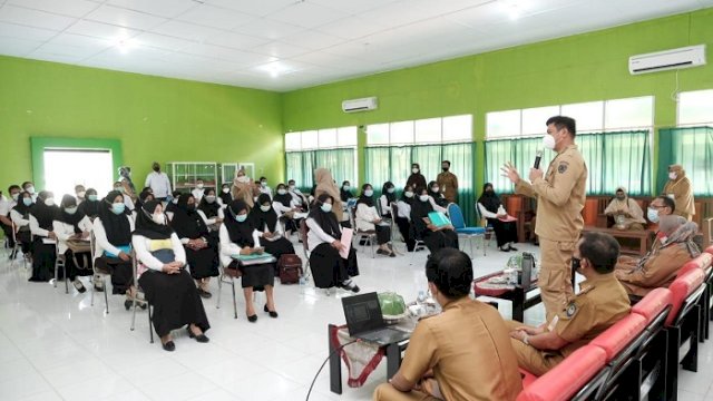 Bupati Gowa Adnan Purichta Ichsan memberikan semangat kepada para peserta seleksi kompetensi bagi PPPK fungsional guru lingkup Pemkab Gowa, Senin (13/9/2021).