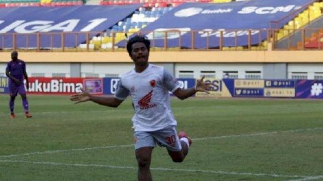 Pemain PSM Ilham Udin Armaiyn menciptakan gol kemenangan untuk timnya saat melawan Persik Kediri. (int)