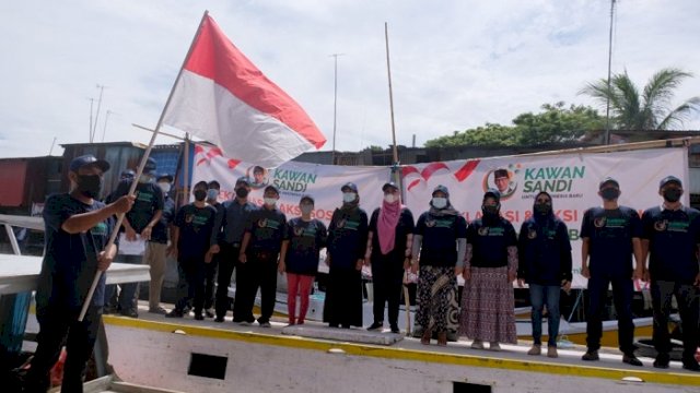 Relawan Deklarasi Sandiaga Uno Capres 2024 di Atas Kapal Nelayan Paotere Makassar