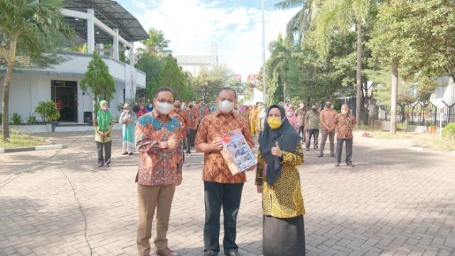 Lepas Purnabhakti, Muallim Disambut Tangis Haru Keluarga Besar Sekretariat DPRD Makassar