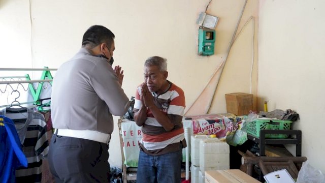 Pensiunan Polisi Terjaring Razia Satpol-PP Sedang Ngamen Jadi ‘Manusia Silver’