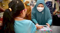 Jenguk Anak Korban Penganiayaan di Gowa, Naoemi Bawakan Hadiah Sepeda hingga Boneka