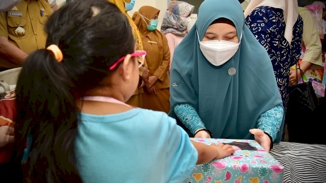 Jenguk Anak Korban Penganiayaan di Gowa, Naoemi Bawakan Hadiah Sepeda hingga Boneka