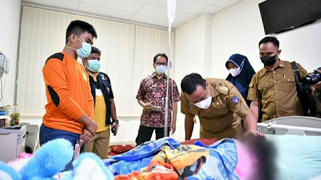 Plt Gubernur Sulsel Jenguk Bocah Korban Penganiayaan Orang Tua di Gowa: Semoga Lekas Sembuh!