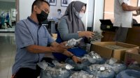 Beli Mobil Pakai Uang Koin, Pedagang di Makassar Bawa 9 Galon Berisi Recehan 2 Ribuan