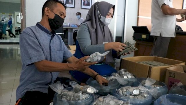 Beli Mobil Pakai Uang Koin, Pedagang di Makassar Bawa 9 Galon Berisi Recehan 2 Ribuan