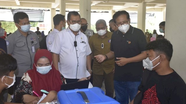 Jubir Presiden Fadjroel Rahman Pantau Vaksinasi di UNM