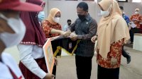 DWP Makassar Serahkan Bantuan Pendidikan Anak ASN Berprestasi