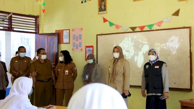 Tinjau Proses PTM SMPN 44 Lakkang, Fatmawati Rusdi: Harus Selalu Pakai Masker