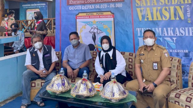 Wakil Wali Kota Makassar, Fatmawati Rusdi didampingi Ketua Komisi A DPRD Makassar, Supratman dan Camat Manggala, Andi Fadli meninjau kegiatan vaksinasi massal KCN SMA 12, Senin (4/10/2021).