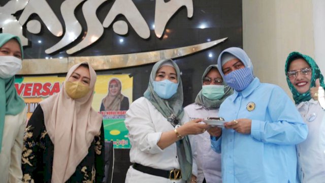 Ketua PKK Makassar, Indira Yusuf Ismail bersama Ketua Umum Komunitas Perempuan Makassar (KPM), Nurul Hidayat saat menghadiri Anniversary 4 Tahun KPM, Rabu (20/10/2021).