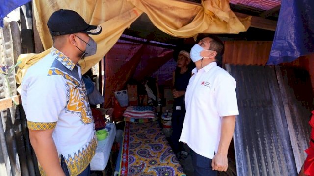 Ketua PMI Makassar DR Syamsu Rizal MI, mengunjungi korban kebakaran di Jalan Inspeksi Kanal Kelurahan Rappocini, Kecamatan Rappocini, Kamis (7/10/2021).