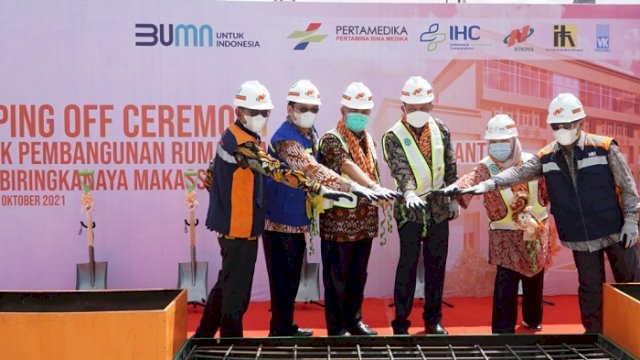 Kegiatan topping off proyek Rumah Sakit Khusus Otak dan Jantung (RSKOJ) Royal Biringkanaya milik PT Pertamina Bina Medika IHC, Jumat (1/10/2021).