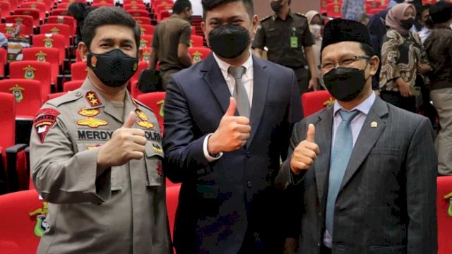 Kapolda Sulsel Irjen Pol Merdisyam (kiri), Bupati Gowa Adnan Purichta Ichsan (tengah) dan Anggota DPR RI Amir Uskara (kanan) berfoto bersama usai mengikuti Sidang Terbuka Ujian Promosi Gelar Doktor Program Pasca Sarjana Bidang Ilmu Hukum, di Aula Baharuddin Lopa Fakultas Hukum Universitas Hasanuddin, Kamis (28/10/2021).
