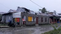 14 Atap Rumah Warga “Terbang” Disapu Angin Kencang