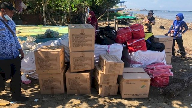 Puting Beliung Terjang Wilayah Kepulauan di Barru, Bantuan Logistik Dikirim dengan Perahu