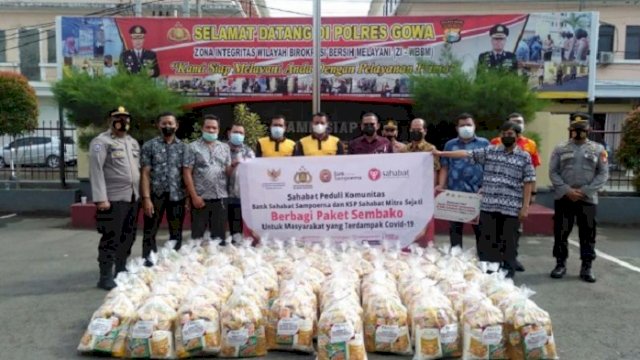 Bersinergi Koperasi Sahabat Mitra Sejati, Polres Gowa Salurkan 100 Paket Sembako untuk Warga