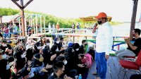 Simulasi Outing Class Pelajar SMP, Danny Beri Materi di Kawasan Mangrove Lantebung