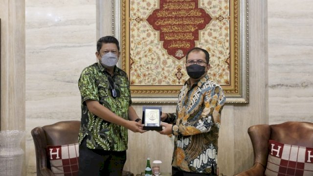 Walikota Makassar Moh. Ramdhan &ldquo;Danny&rdquo; Pomanto menerima kunjungan Walikota Bontang Basri Rase di kediaman pribadi Walikota Jalan Amirullah, Sabtu (16/10/2021).