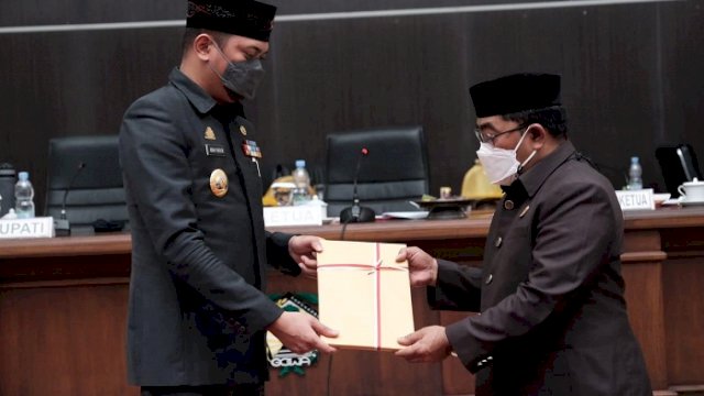 Optimalkan Potensi PAD, Pemkab Gowa Serahkan 3 Ranperda ke DPRD