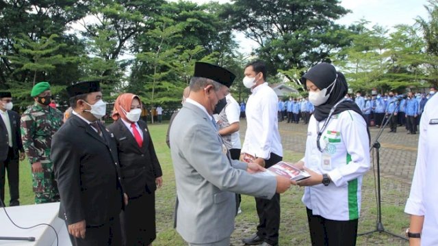 Wakil Bupati Gowa, H Abd Rauf Malaganni menyerahkan penghargaan kepada 5 pemuda dan pemudi Kabupaten Gowa yang berprestasi tingkat Nasional.