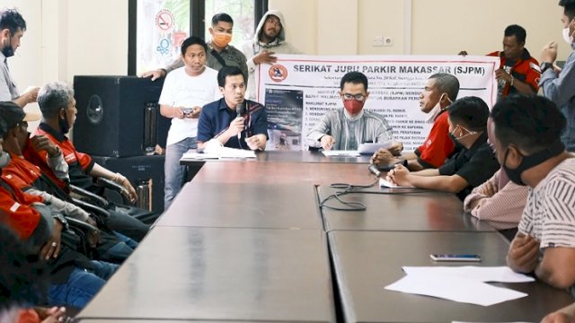 Sejumlah juru parkir yang tergabung dalam Serikat Juru Parkir Makassar (SJPM) mendatangi gedung DPRD Makassar, Senin (12/10/2021).