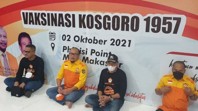 Ketua PDK DPD Kosgoro 1957 Sulsel Haris Yasin Limpo bersama panitia vaksinasi di Pipo, Sabtu (2/10/2021).