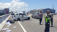 Ban Pecah, Mobil Terbalik di Tol Layang Makassar
