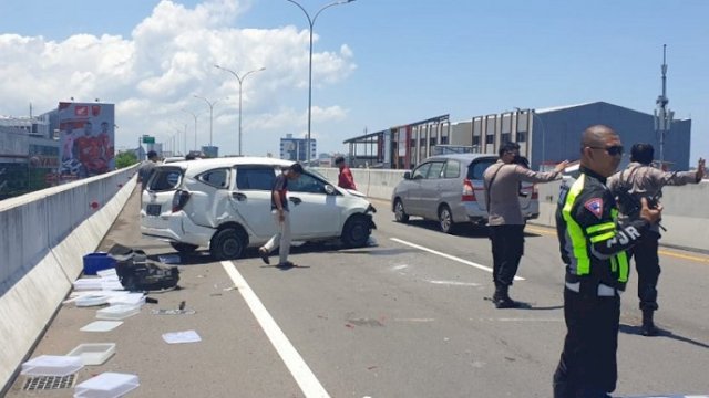 Ban Pecah, Mobil Terbalik di Tol Layang Makassar