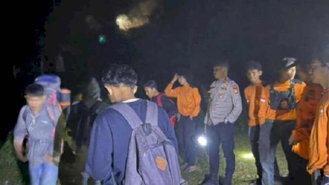 Sebanyak delapan pendaki dievakuasi karena mengalami mual dan tidak dapat melanjutkan perjalanan di Gunung Bawakaraeng. (int)