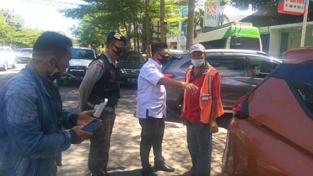 Dirut Perumda Parkir Makassar Raya Irhamsyah Gaffar saat edukasi jukir.