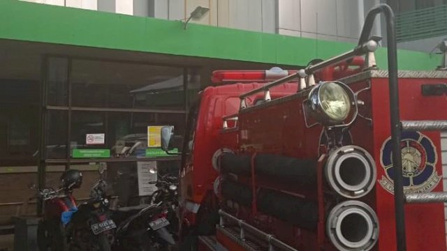 Petugas damkar mengantar ibu yang hendak melahirkan ke RS Masyita Makassar (ist/int)