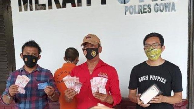 Kasubag Humas Polres Gowa, AKP M Tambunan, menjelaskan soal kasus peredaran uang palsu (upal), di Mapolres Gowa, Jumat (8/10/2021). (int)