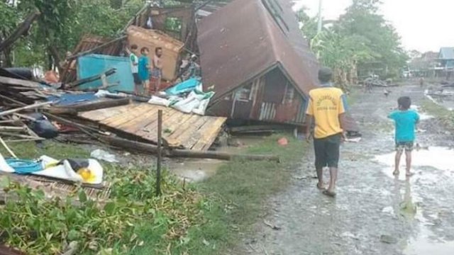 Puting beliung di Kabupaten Wajo merusak sedikitnya 191 rumah warga. (int)