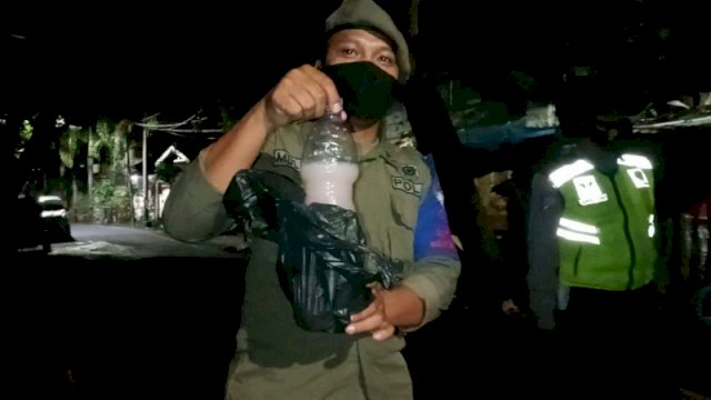 Tim Satgas Raika Kecamatan Panakkukang bersama unsur TNI-Polri menertibkan sejumlah pemuda yang mengkonsumsi minuman keras (miras) jenis "ballo". (int)