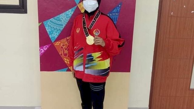 Sri Eviyanti yang meraih medali emas di PON Papua dari cabang olahraga Muaythai di kategori putri kelas 45 kilogram.