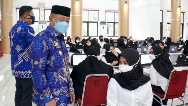 Wakil Bupati (Wabup) Gowa, H Abd Rauf Malaganni meninjau langsung tes seleksi CPNS di Baruga Karaeng Galesong, Kantor Bupati Gowa, Jumat (8/10/2021). Wabup juga memberikan semangat kepada para peserta.