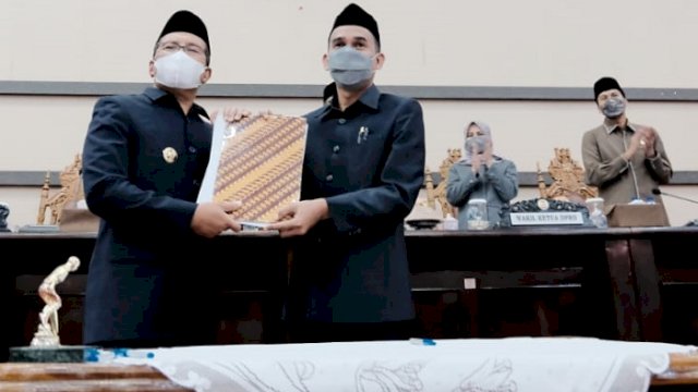 Ketua DPRD Makassar Rudianto Lallo dan Walikota Makassar Moh. Ramdhan "Danny" Pomanto saat penetapan APBD 2022 di Ruang Rapat Paripurna DPRD Makassar, Rabu (24/11/2021).