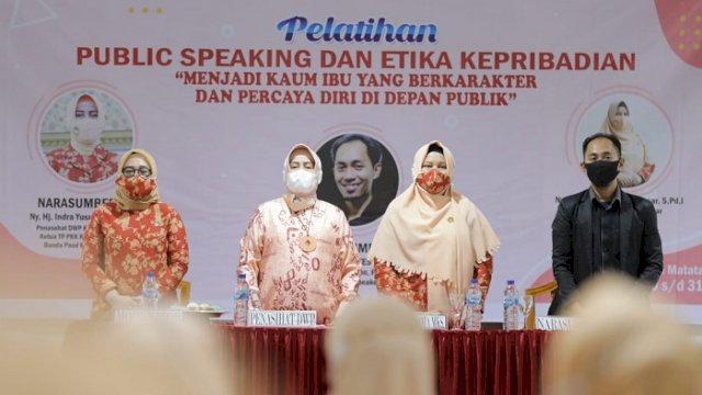 Anggota DWP Kota Makassar Dilatih Public Speaking dan Etika Kepribadian