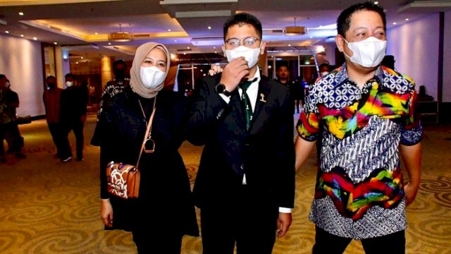 Muammar Ferirae Gandi Rusdi saat akan dilantik sebagai pengurus HIPMI Kota Makassar periode 2021-2024, didampingi ayahnya Rusdi Masse dan ibunya Wakil Wali Kota Makassar, Fatmawati Rusdi.