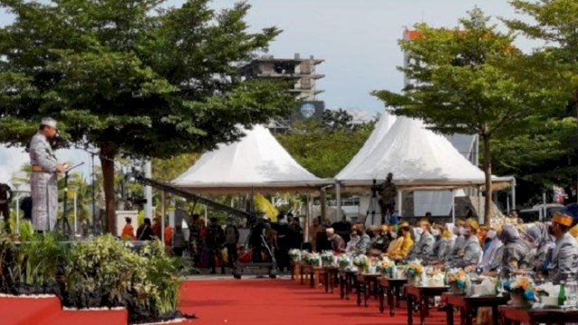 Pelaksana Tugas Gubernur Sulawesi Selatan, Andi Sudirman Sulaiman menghadiri acara puncak HUT ke-414 Kota Makassar di Anjungan Pantai Losari, Selasa (9/11/2021). (int)