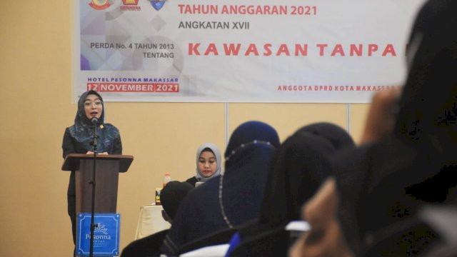 Anggota DPRD Makassar, Budi Hastuti sosialisasikan Perda Kawasan Tanpa Rokok, di Hotel Pessona, Jumat (12/11/2021).