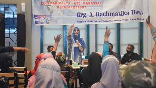 Ketua Komisi B DPRD Sulsel, Andi Rachmatika Dewi sosialisasikan Nilai-Nilai Kebangsaan "Kepahlawanan" di Kedai Papaong, Jl Rusa, Sabtu (13/11/2021).
