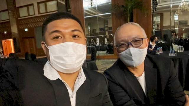 Sutradara Muda asal Makassar, Khozy Rizal Putra (kiri) mengadiri Malam Anugerah Festival Film Indonesia (FFI) 2021, di JCC Senayan, Jakarta Pusat, Rabu (10/11/2021).