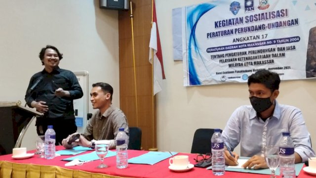 Anggota DPRD Makassar, Syukran Kahfi sosialisasikan Perda Pengaturan, Perlindungan, dan Jasa Pelayanan Ketenagakerjaan dalam Wilayah Kota Makassar, di Hotel Continental, Kamis (18/11/2021).