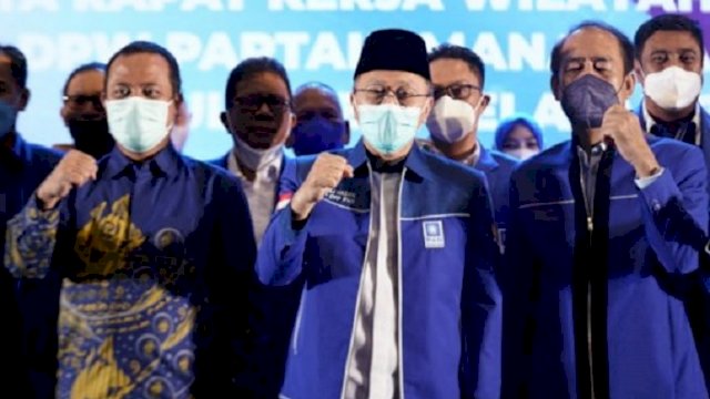 Plt Gubernur Sulawesi Selatan Andi Sudirman Sulaiman bersama Ketua Umum DPP PAN Zulkifli Hasan dan Ketua DPW PAN Sulsel Ashabul Kahfi. (int)