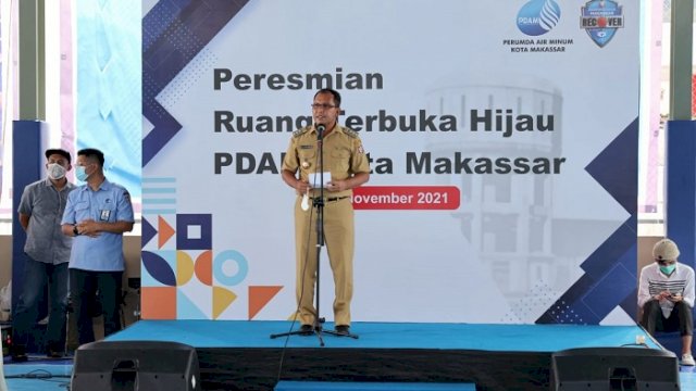 Walikota Makassar, Moh. Ramdhan &lsquo;Danny&rsquo; Pomanto saat meresmikan Ruang Terbuka Hijau (RTH) di Kawasan Kantor PDAM Makassar, Senin (22/11/2021).